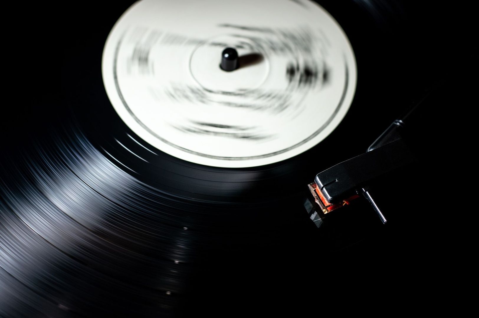 Nærbillede af en vinylplade, der snurrer på en pladespiller